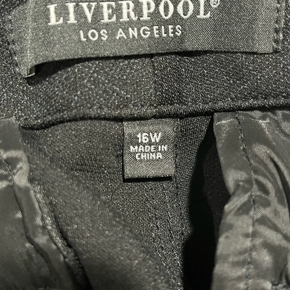 LIVERPOOL Utility Crop w/Tab
Hem & Cargo Pockets size 16 - Picture 9 of 10